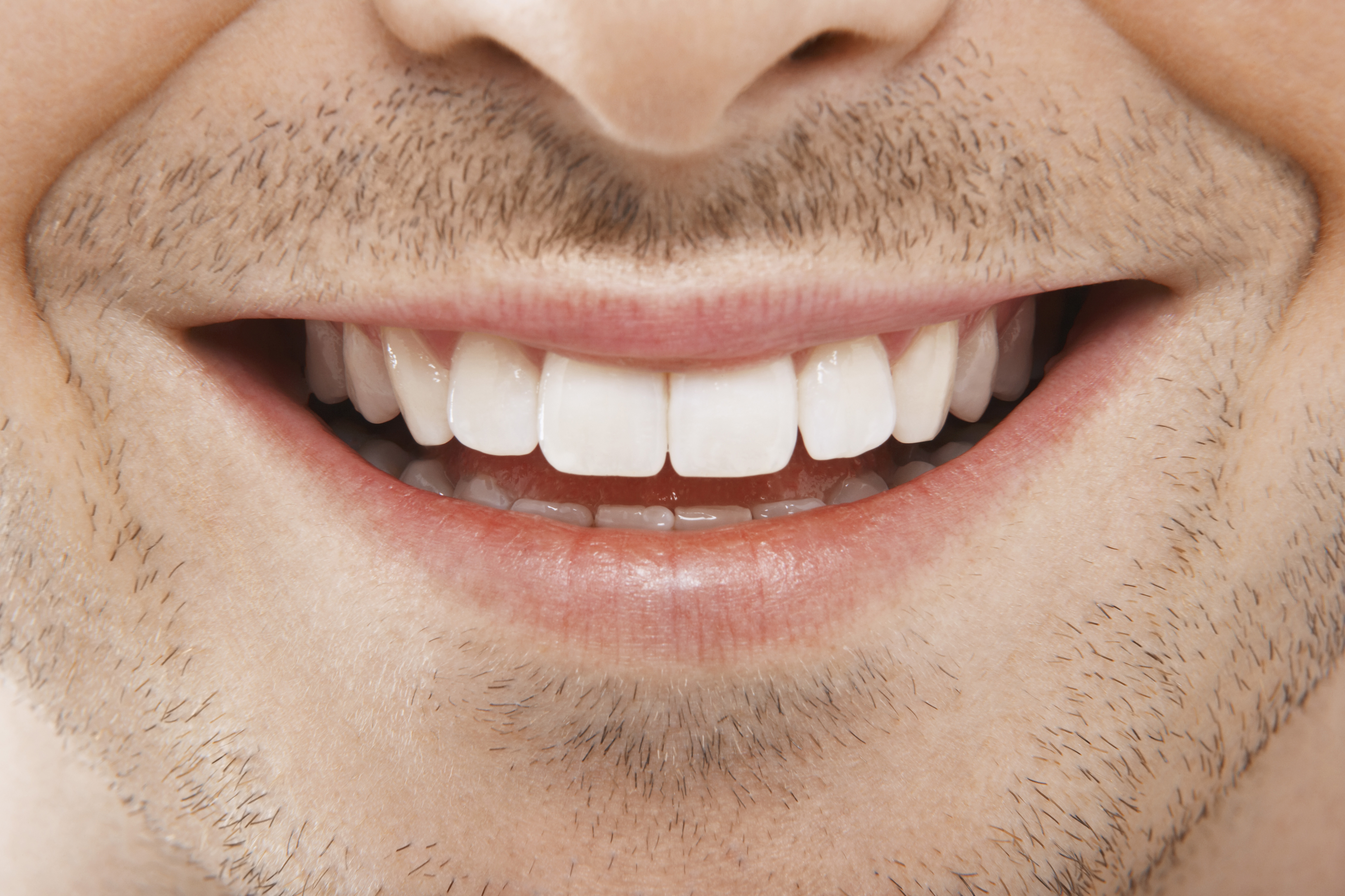 Звонкий улыбка. Красивые зубы. Красивые зубы мужские. Улыбка мужская. Красивые ровные зубы.